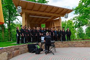 Chor Gospel Unlimited auf der Freiluftbühne